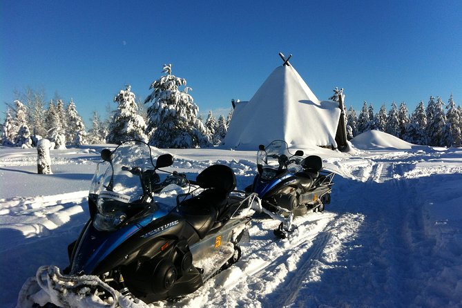 1-Hour Snowmobile Safari Experience - The halfway stop and changing drivers