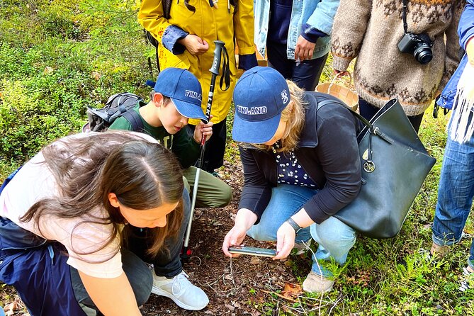 Berry Picking in a National Park - A 4.5 to 5 kilometer walk through the Taiga