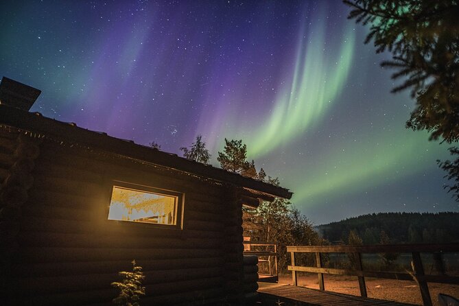 Best Of Lapland: Sauna, Ice swimming, Dinner & Northern Lights - Open-fire salmon dinner in a simple cabin