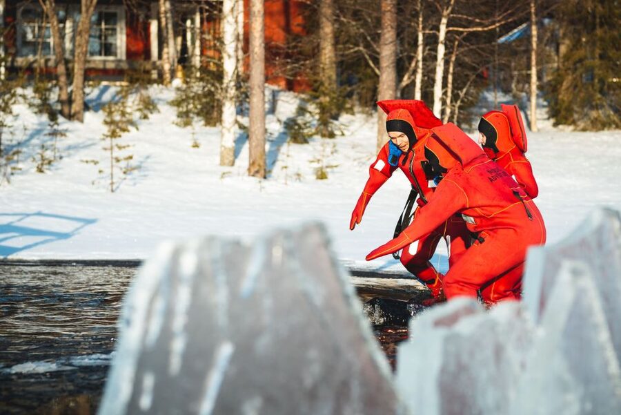 Daytime Ice Floating Rovaniemi, Frozen Lake Experience - Practical tips for a smoother float