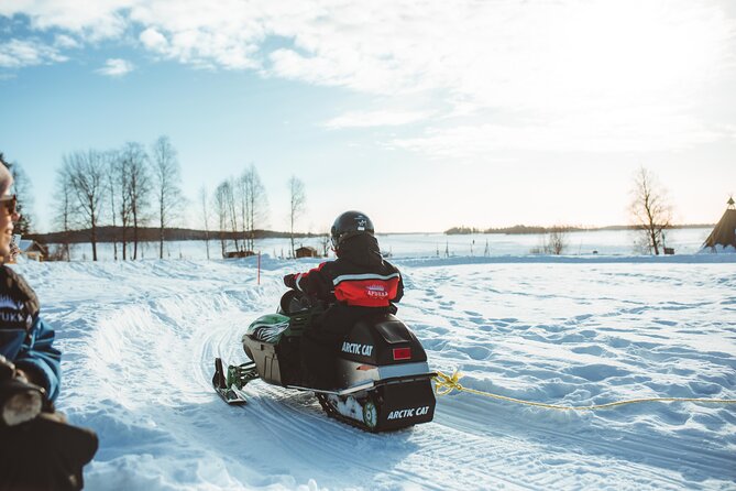 Family Snowmobiling in Rovaniemi, Apukka Resort - How the sleigh works for younger children