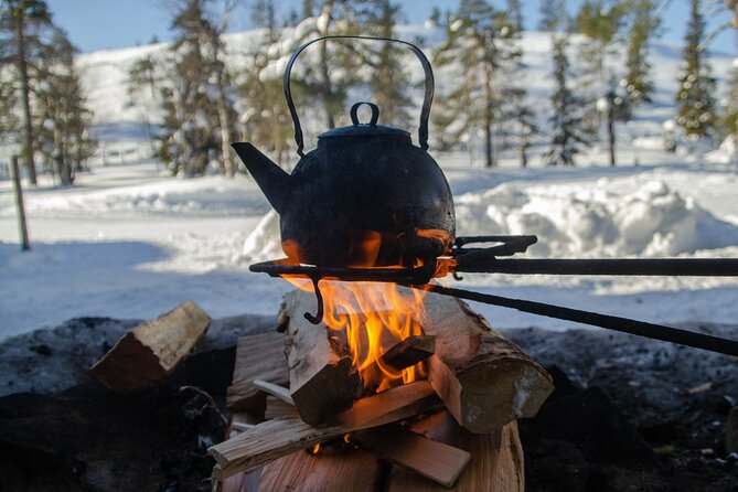Full-Day Snowshoeing Adventure in Amethyst Mine Pyhä Luosto - Snowshoeing through old forest and deep snow
