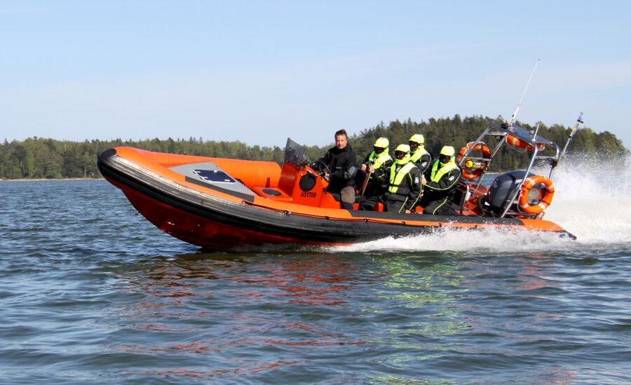 Helsinki: Archipelago RIB Boat Tour with BBQ Lunch and Sauna - Meeting the red RIB at Kanavaranta