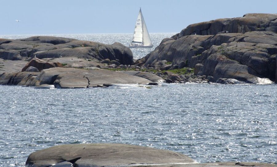 Helsinki: Archipelago RIB Boat Tour with BBQ Lunch and Sauna - Speeding into Helsinki’s eastern islands