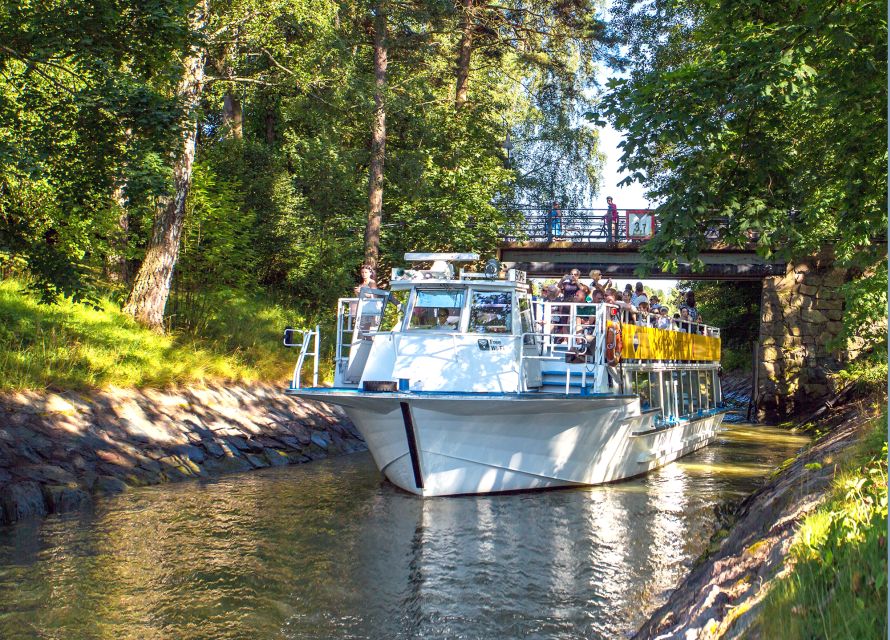Helsinki by Bus and Boat 24-Hour Combo Ticket - Starting at Senate Square and finding the bus