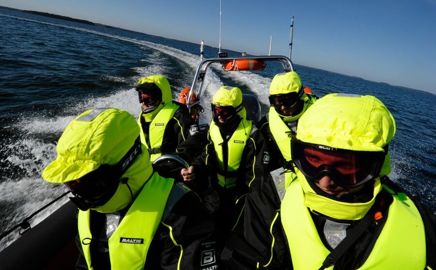 Helsinki: City and Outer Islands Guided RIB Boat Tour - Summer cottages and military shores