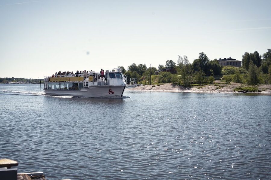 Helsinki: City Highlights 1.5-Hour Archipelago Cruise - From the ice breakers to Kruunuvuorenranta