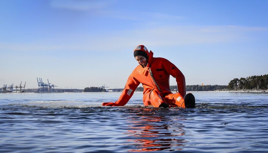 Helsinki: Floating Experience in a Survival Suit - What Happens During the 1.5 Hours