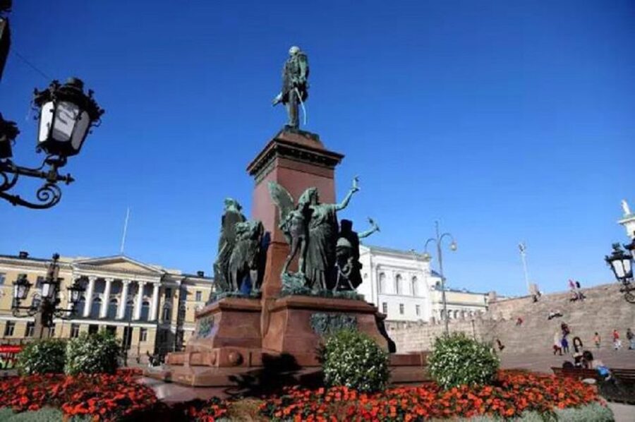 Helsinki Stopover Tour with Round-Trip Airport Transfers - Uspenski Cathedral and Senate Square
