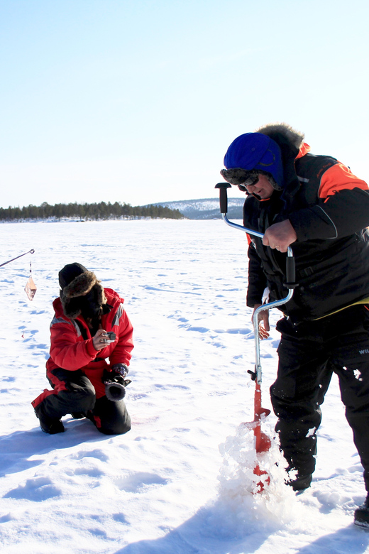 Ivalo: Ice Fishing Tour to Lake Inari, Reindeers & Lunch - Ice fishing with a rod, worm, and maggot