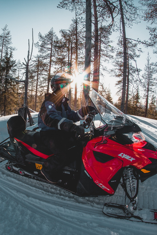 Levi: Easy Snowmobile Safari into the Nature - Learning to handle a modern snowmobile