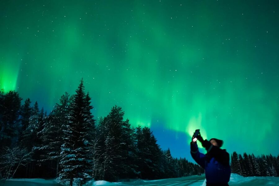 Levi: Northern Lights Tour with Guaranteed Sightings - Meeting the guide who also handles the camera