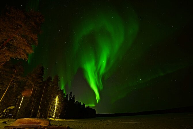 Northern Lights Hunting in Lappish old cottage - Professional photos are a real benefit