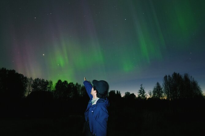 Northern lights hunting photo tour with bbq; small groups - The first stop: fire, food, and a waiting sky