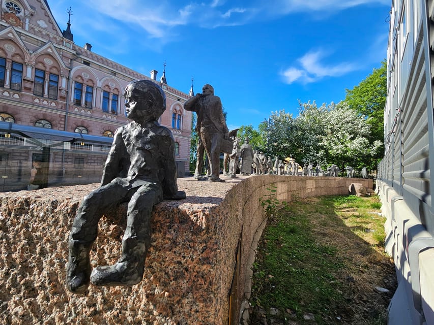 Oulu: City Tour - Starting beside Oulu’s famous policeman