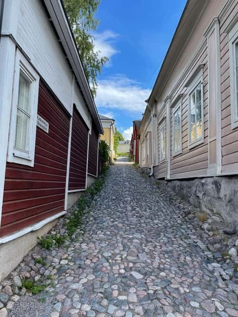 Private Medieval Porvoo by Car from Helsinki - Tea, pastry, and a 1700s café