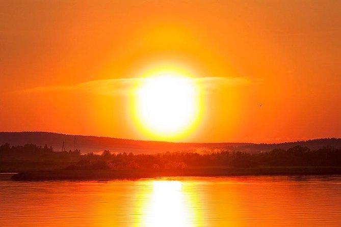 Private Traditional Lakeside Sauna with Midnight Sun - The sauna hour: simple, warm, and traditional