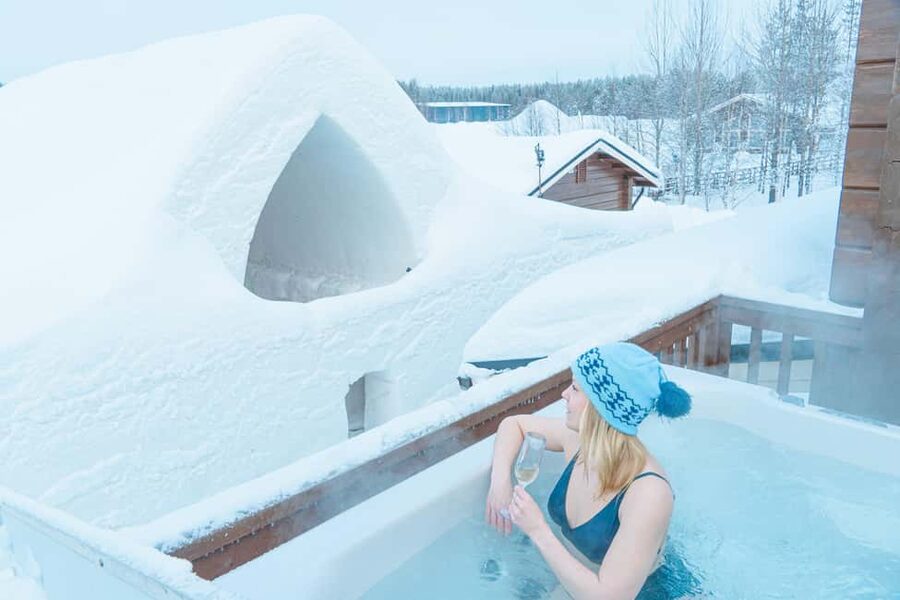 Rovaniemi: Arctic Snow Hotel Tour and Snow Sauna Experience - The outdoor jacuzzi in a snowy setting