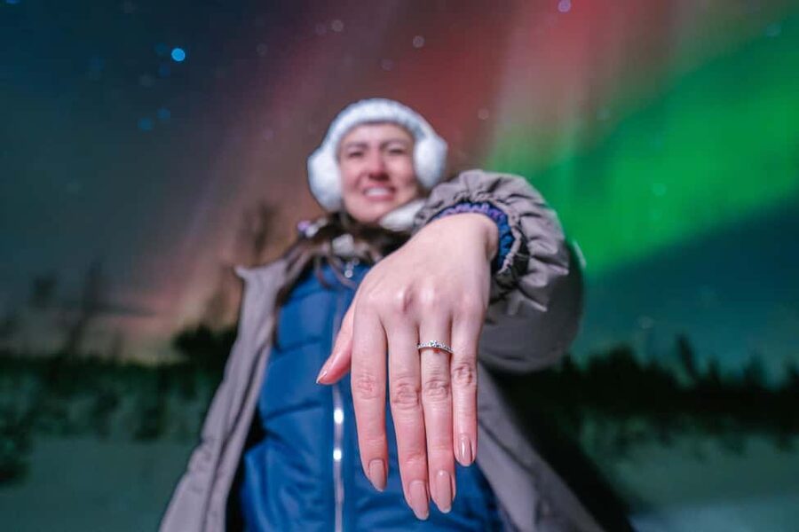 Rovaniemi: Aurora Hunt with Money-Back Guarantee and Photo - Professional portraits and practical camera help
