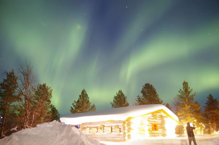 Rovaniemi: Aurora Hunting Tour with Photography by Van - Staying warm in real winter conditions