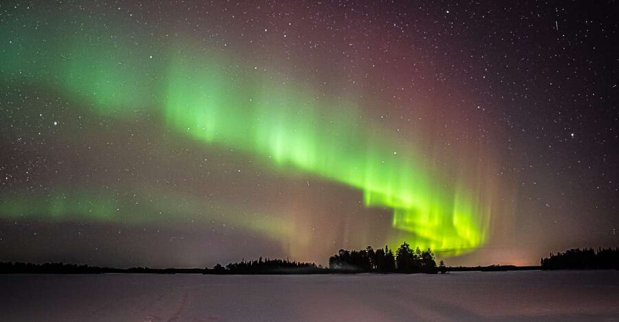 Rovaniemi: Guaranteed Ultimate Aurora Hunt with Photographer - The guide’s role in reading the sky