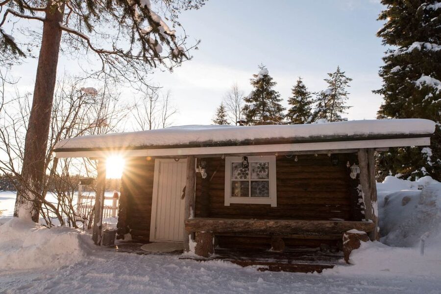 Rovaniemi: Lappish Evening Experience with Dinner - Arriving at the Arctic lake