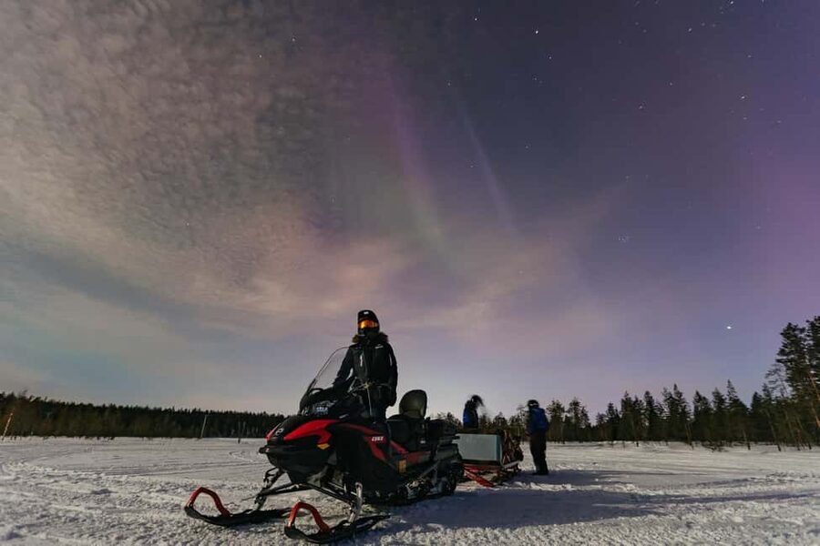 Rovaniemi: Northern Lights Family-Friendly Snowmobile Safari - The halfway stop for cocoa, tea, and a winter pause