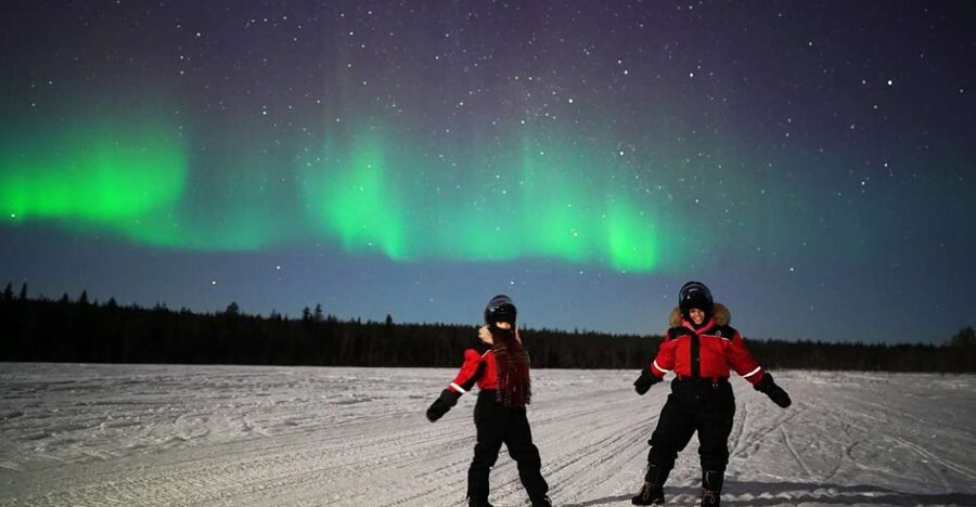 Rovaniemi: Northern Lights Sleigh Ride - Waiting in the cold with blueberry juice