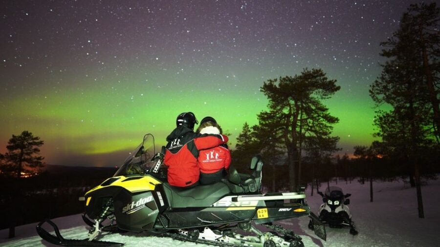 Rovaniemi: Northern Lights Snowmobile Hunt - Waiting for the Northern Lights in Lapland