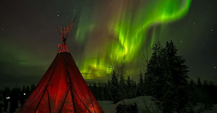 Rovaniemi: Northern Lights Tour at the Campfire - Getting ready in winter clothing