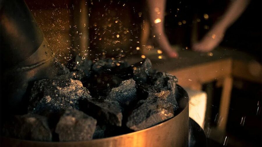 Rovaniemi: Northern Lights Trip with Arctic Sauna & Jacuzzi - Heating up in the traditional sauna