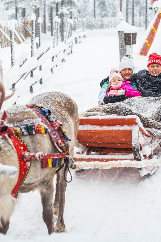 Rovaniemi: Private Pro Photoshoot in Santa Claus Village - Why a private photoshoot works well in Santa Claus Village