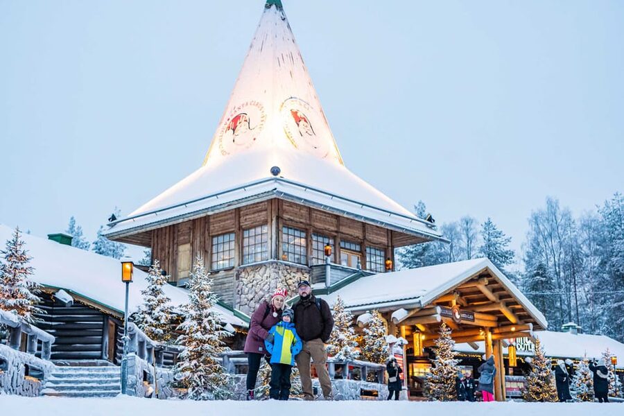 Rovaniemi: Private Pro Photoshoot in Santa Claus Village - One hour of Christmas-themed photography