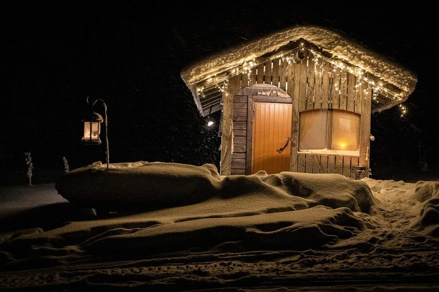 Rovaniemi: Private Sauna and Ice Swimming Tour with Snacks - The private lakeside setting makes a difference
