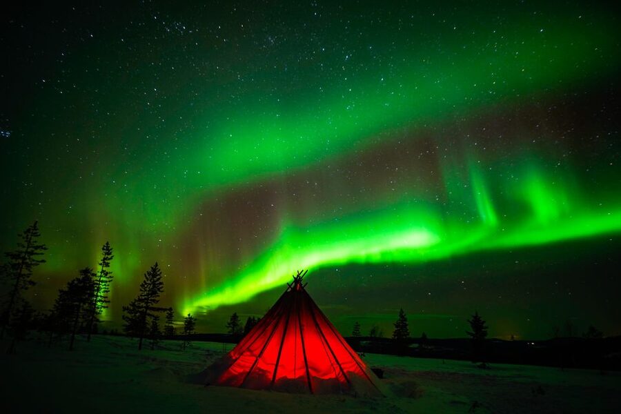 Rovaniemi: Small-Group Northern Lights Wilderness Tour - Waiting beside a Finnish campfire