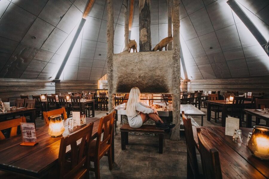 Rovaniemi: Snow Hotel Tour with Food by the Fire - A guided introduction to an icy hotel