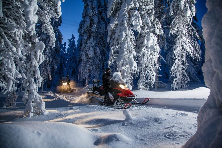 Rovaniemi: Snowmobile Safari & Campfire Evening Escape - Learning to handle the snowmobile
