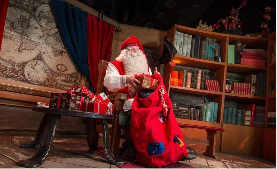 Rovaniemi: Tour to Santa Claus Village with Hotel pick up - Meeting Santa and handling the photo costs