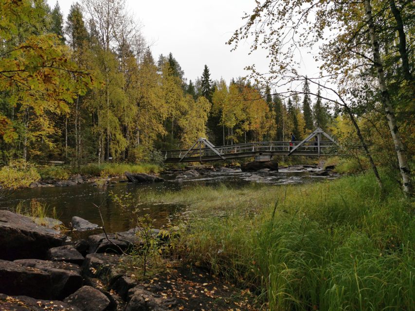 Rovaniemi: Vaattunki Hiking Arctic Circle Trail - Warming up beside the open fire