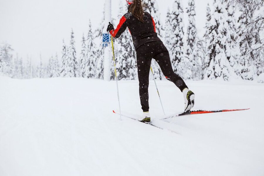 Ruka: Cross-country skiing - Practising the basic ski techniques