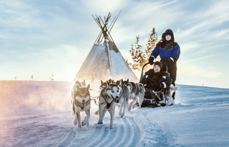 Saariselkä: Husky Safari with Aurora Borealis Hunt - The safety briefing sets the tone