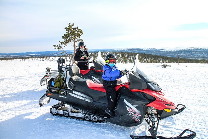 Snowmobile Driving - Morning start - Learning to Handle a Snowmobile