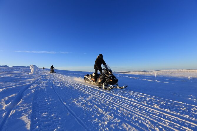 Snowmobiling Adventure in Levi - Why the winter clothing makes a difference