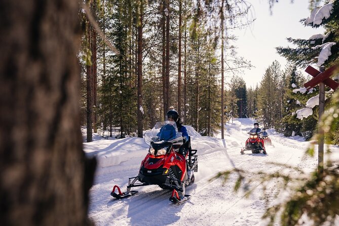 Snowmobiling and ice fishing in Apukka Resort, Rovaniemi - Reaching the lake for ice fishing