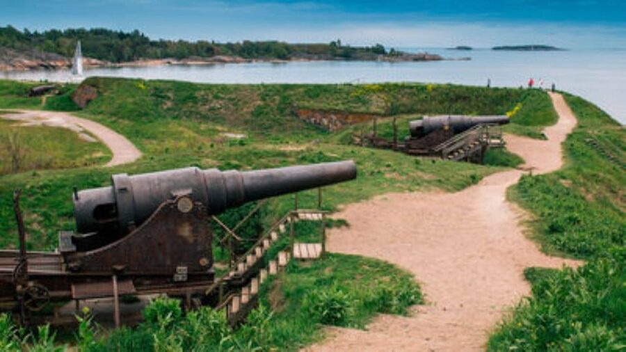 Suomenlinna: Guided Walking Tour with an Authorized Guide - Reaching the Suomenlinna Museum meeting point