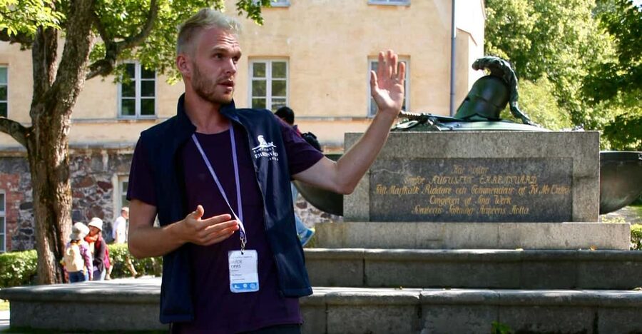 Suomenlinna: Guided Walking Tour with an Authorized Guide - How fast is the one-hour tour?