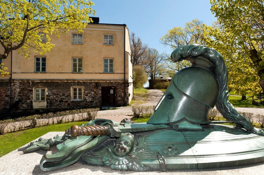 Suomenlinna: Guided Walking Tour with an Authorized Guide - Artillery Bay and the fortress setting