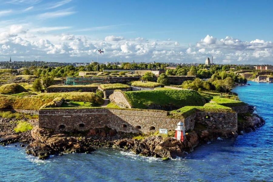 Suomenlinna: Private Tour with an Authorized Guide - Piper’s Park adds breathing room to the route