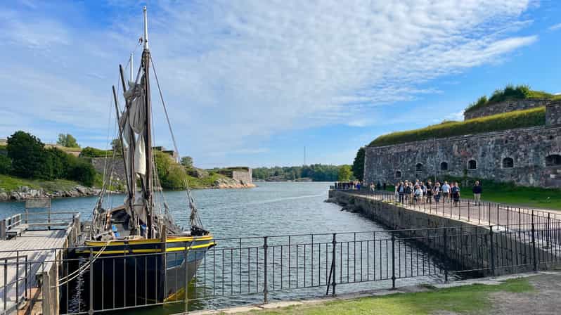 Suomenlinna tour in French with Doro - Suomenlinna Church and the first look at island life