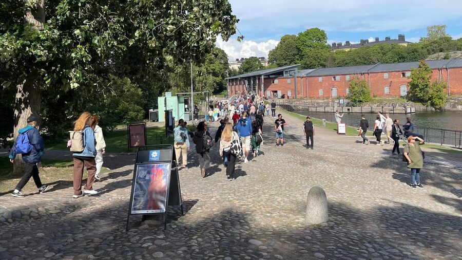 Suomenlinna tour in French with Doro - Ehrensvärd’s Grave and the Great Court